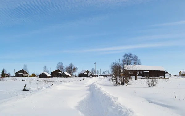 Winters aanblik van Russisch dorpje — Stockfoto