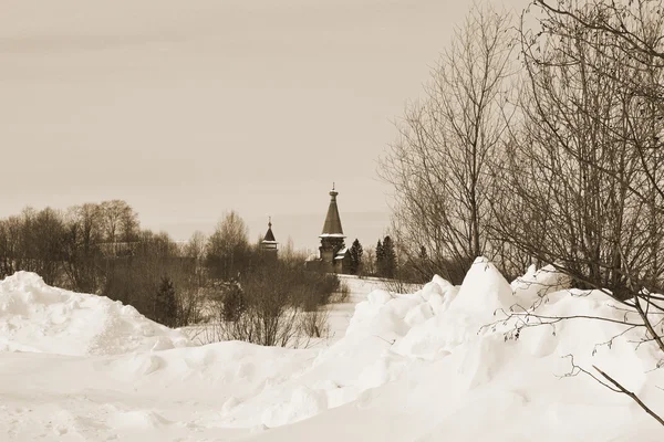 Paisaje invernal con iglesia ortodoxa. Sepia . — Foto de Stock