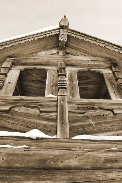 Fragment av gamla träkyrka, Ryssland. sepia. — Stockfoto