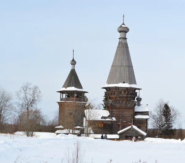 La antigua iglesia de madera en el norte de Rusia . — Foto de Stock
