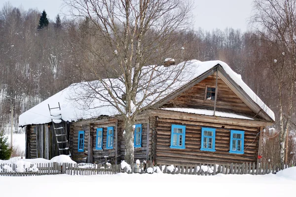 Dům byl rolník v ruské vesnici. — Stock fotografie