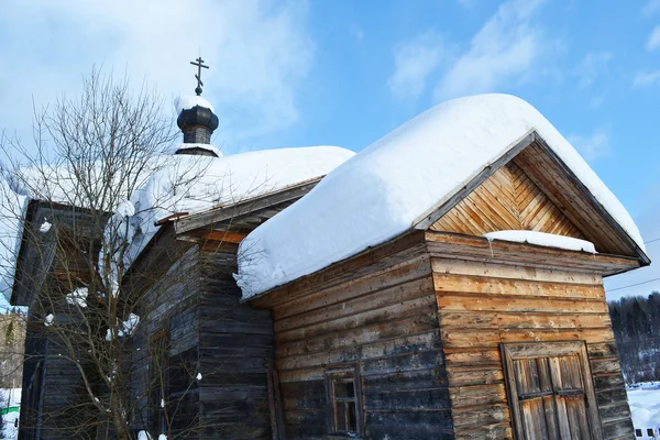 Стару дерев'яну церкву на півночі Росії. — стокове фото