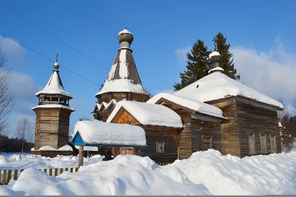 De oude houten kerk in het noorden van Rusland. — Stockfoto