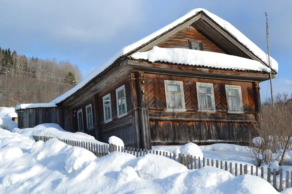 Het huis van de boer in Russische dorp. — Stockfoto