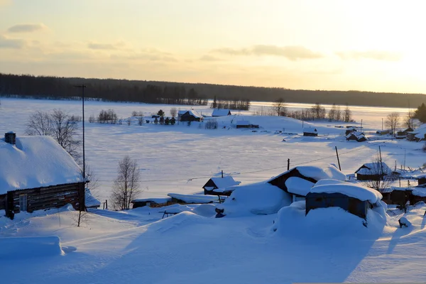 Vista de invierno de la pequeña aldea rusa. Buenas noches. . — Foto de Stock