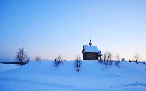 Winter landscape with a small wooden chapel. — Stock Photo, Image