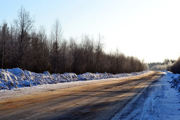 Άδειο δρόμο χώρα, τη Ρωσία, χειμώνα. — Φωτογραφία Αρχείου