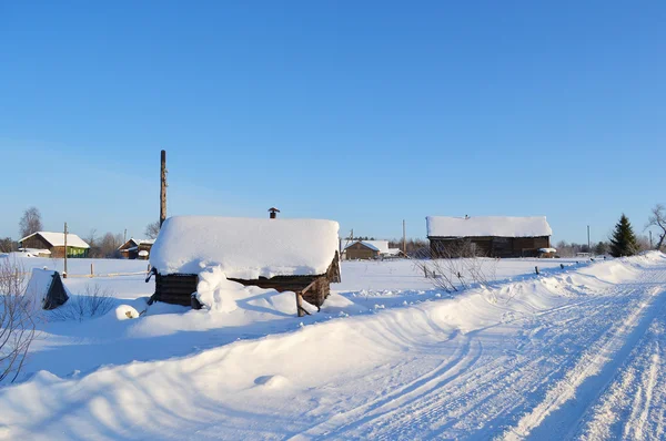 Заснеженная зимняя дорога — стоковое фото