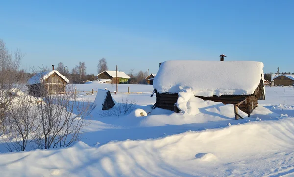 Vista de inverno de pequena aldeia russa — Fotografia de Stock