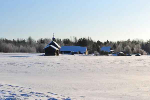 Zimowy pejzaż z drewniana kapliczka. — Zdjęcie stockowe