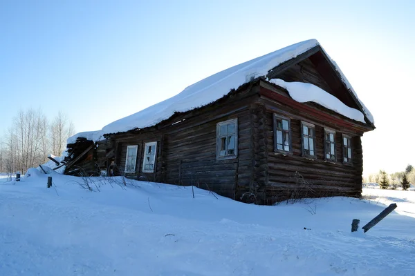 Dům byl rolník v ruské vesnici. — Stock fotografie