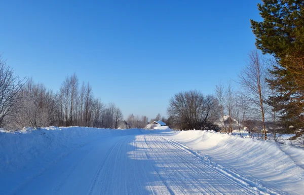 Neve coberto estrada de inverno — Fotografia de Stock