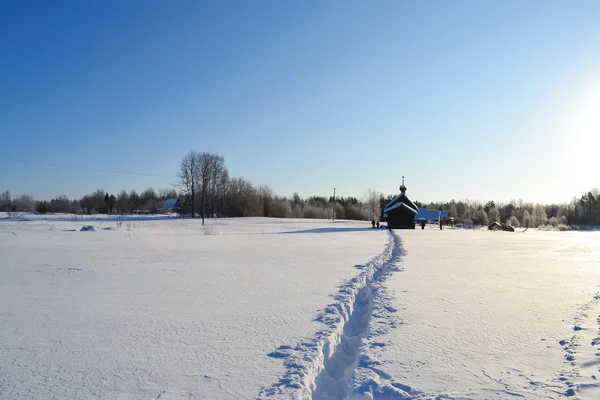 Bela paisagem de inverno com caminho pedestre — Fotografia de Stock