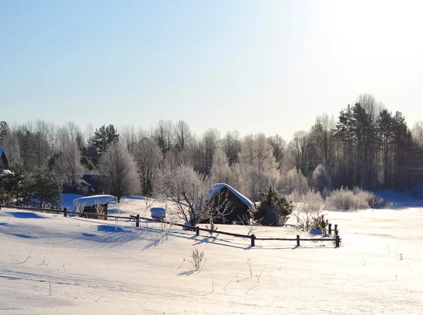 Vista invernale del piccolo villaggio russo — Foto Stock