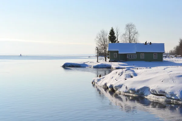 Břehu Oněžského jezera, slunný zimní den. — Stock fotografie