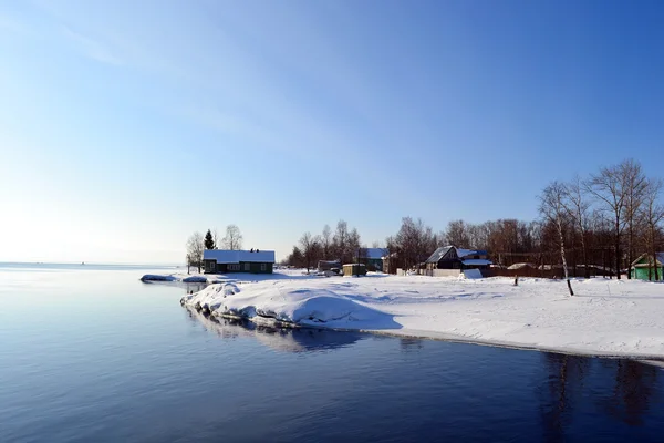 Kusten av onega sjön, solig vinterdag. — Stockfoto