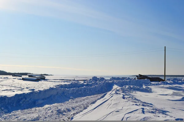 Pobřeží zmrazených Oněžského jezera, slunný zimní den. — ストック写真