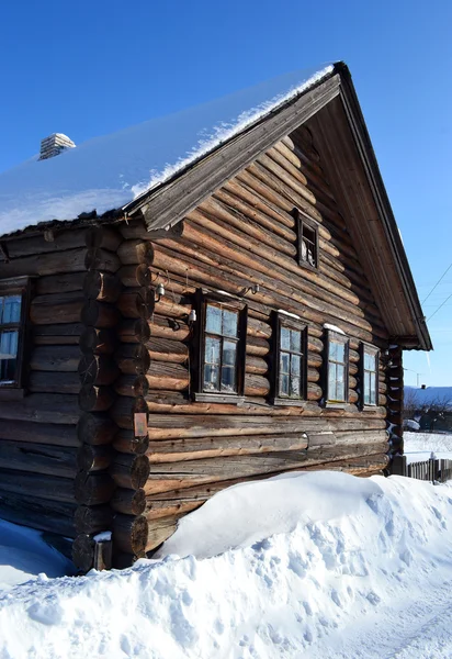 A casa do camponês na aldeia russa . — Fotografia de Stock