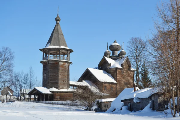 La antigua iglesia de madera en el norte de Rusia . —  Fotos de Stock