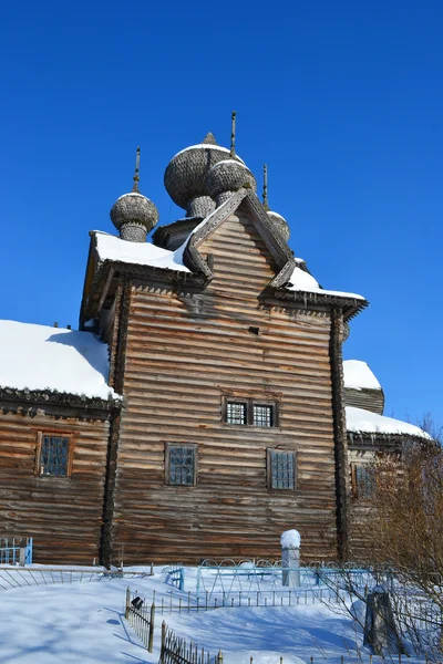 Старая деревянная церковь на севере России . — стоковое фото