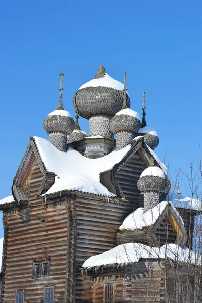 De oude houten kerk in het noorden van Rusland. — Stockfoto