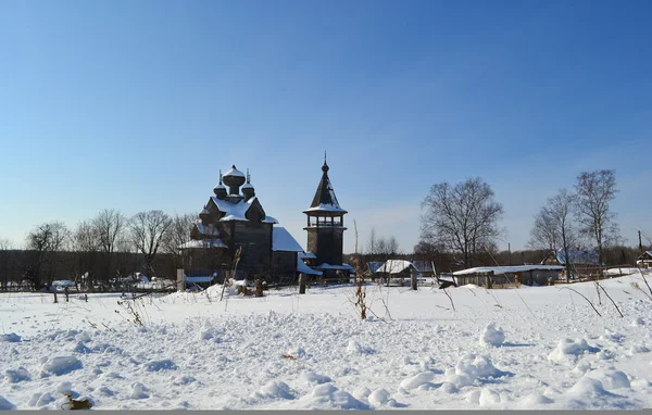 Winterlandschaft mit orthodoxer Kirche — Stockfoto