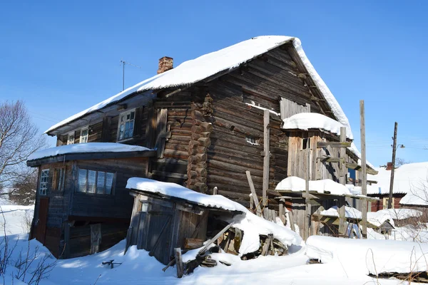 La casa del campesino en la aldea rusa . — Foto de Stock