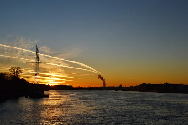 日没、サンクトペテルブルグにネヴァ川 — ストック写真