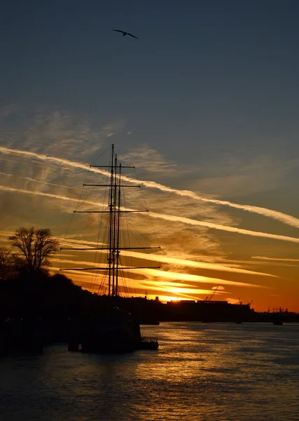 Řeka Něva v západu slunce, st.petersburg — Stock fotografie