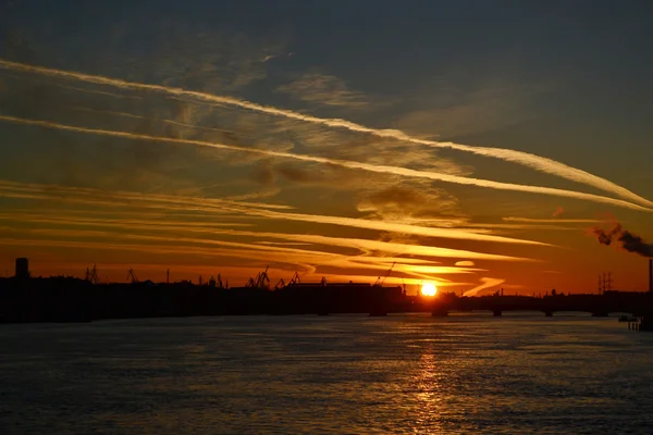 Rivier de Neva bij zonsondergang, st.petersburg — Stockfoto