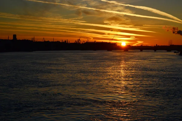 Řeka Něva v západu slunce, st.petersburg — Stock fotografie