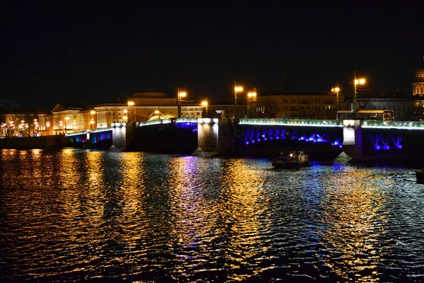 Vista nocturna del Puente del Palacio en San Petersburgo —  Fotos de Stock
