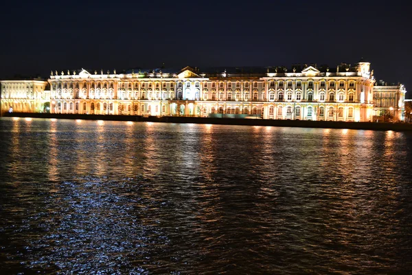 Państwa Ermitaż Muzeum i neva rzeki w nocy — Zdjęcie stockowe