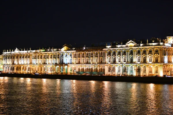 Das staatliche Eremitage-Museum und der Fluss Neva bei Nacht — Stockfoto