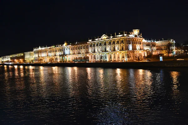 De staat hermitage museum en neva rivier bij nacht — Stockfoto