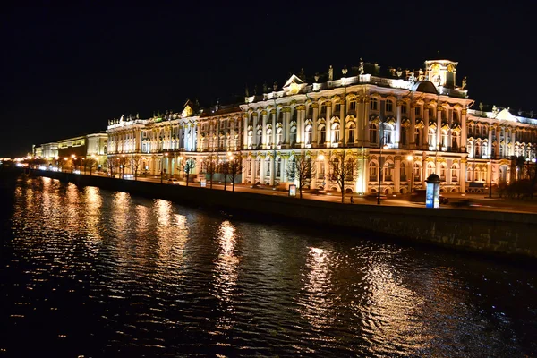 Staten hermitage museum och neva floden på natten — Stockfoto