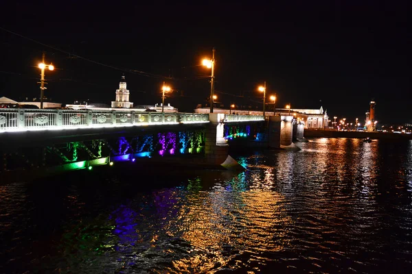 Vista notturna del Ponte del Palazzo a San Pietroburgo — Foto Stock