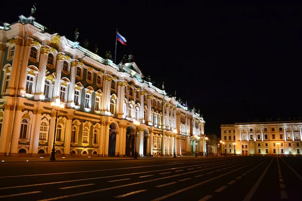 Museo Estatal del Hermitage por la noche en San Petersburgo — Foto de Stock