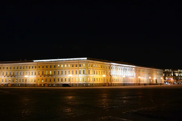 Plac Pałacowy w Sankt Petersburgu w nocy — Zdjęcie stockowe