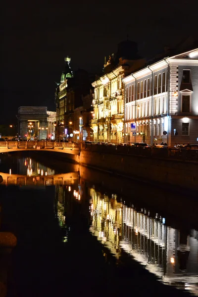 Nattvisning Gribojedov kanalen i Sankt Petersburg — Stockfoto