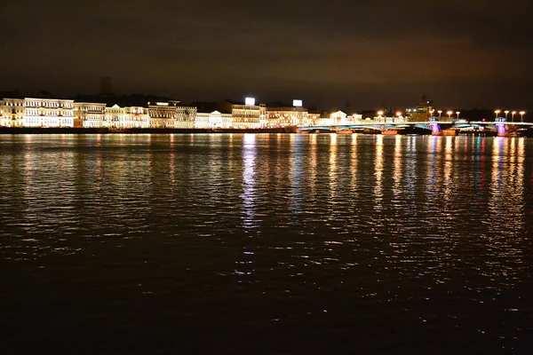 Vue de nuit de Saint-Pétersbourg . — Photo