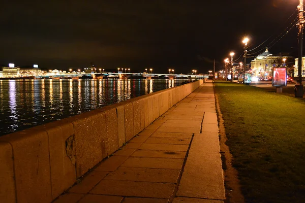 Vista nocturna de la Universidad de Embankment en San Petersburgo — Foto de Stock