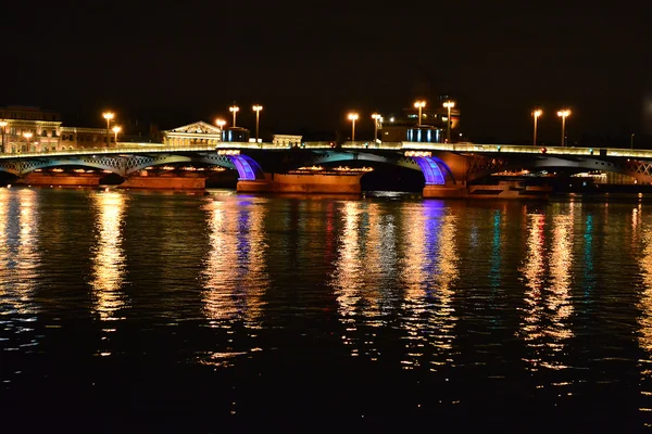 Natt syn på blagoveshchensky bro i st petersburg — Stockfoto