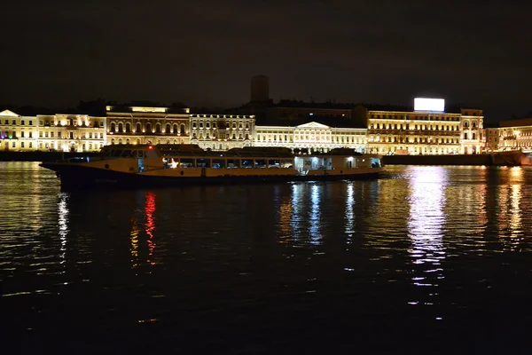 Vista noturna do rio Neva em São Petersburgo — Fotografia de Stock