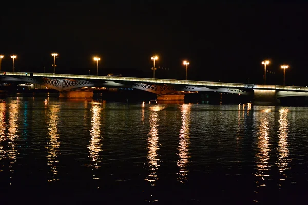 Vista nocturna del puente Blagoveshchensky en San Petersburgo —  Fotos de Stock