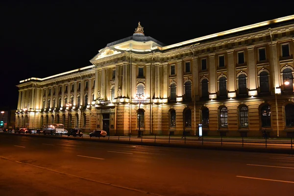 Vista nocturna de la Academia de Artes de San Petersburgo — Foto de Stock