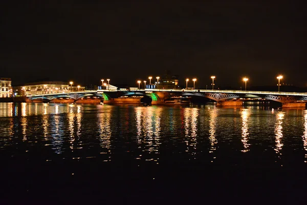 Noční pohled na blagoveshchensky most v st petersburg — Stock fotografie