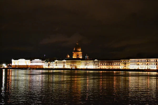 Wgląd nocy angielski nasypu w Sankt Petersburgu — Zdjęcie stockowe
