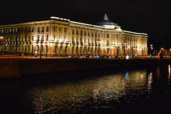 Night view of Academy of Arts in St.Petersburg — Stock Photo, Image