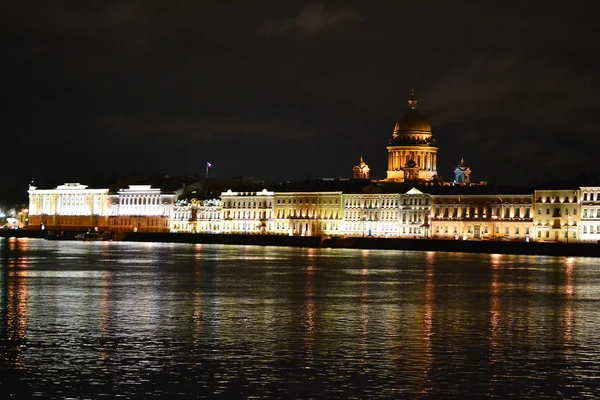 Ночной вид на Английскую набережную в Санкт-Петербурге — стоковое фото